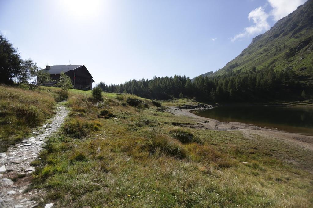 Rifugio Al Lago Del Mortirolo In Inverno Raggiungibile Solo A Piedi Monno Exteriér fotografie