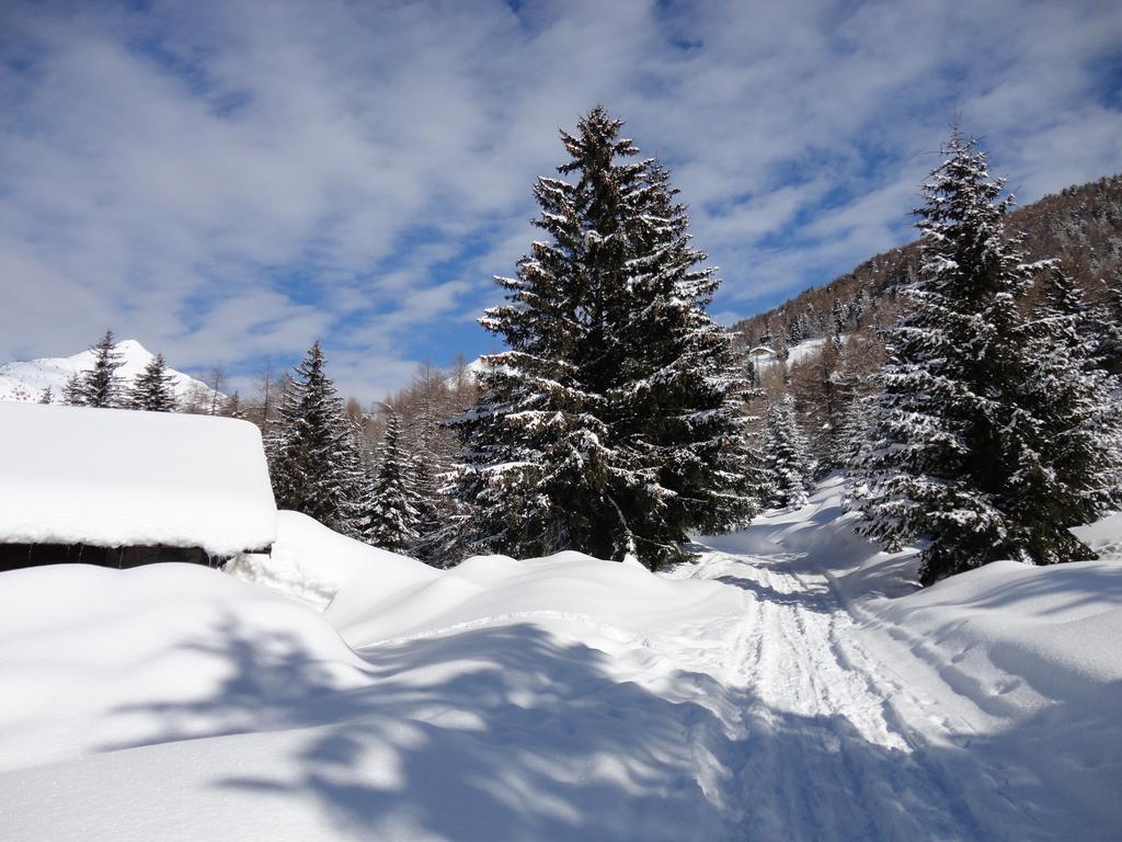 Rifugio Al Lago Del Mortirolo In Inverno Raggiungibile Solo A Piedi Monno Exteriér fotografie