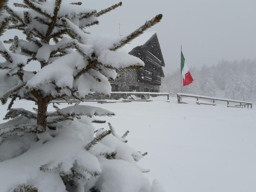 Rifugio Al Lago Del Mortirolo In Inverno Raggiungibile Solo A Piedi Monno Exteriér fotografie