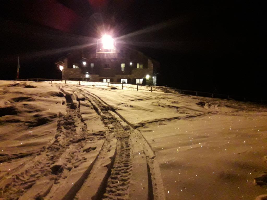 Rifugio Al Lago Del Mortirolo In Inverno Raggiungibile Solo A Piedi Monno Exteriér fotografie