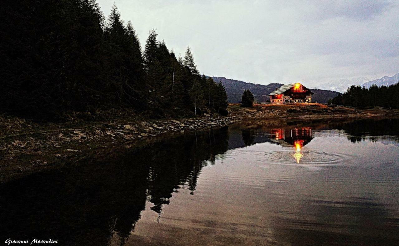 Rifugio Al Lago Del Mortirolo In Inverno Raggiungibile Solo A Piedi Monno Exteriér fotografie