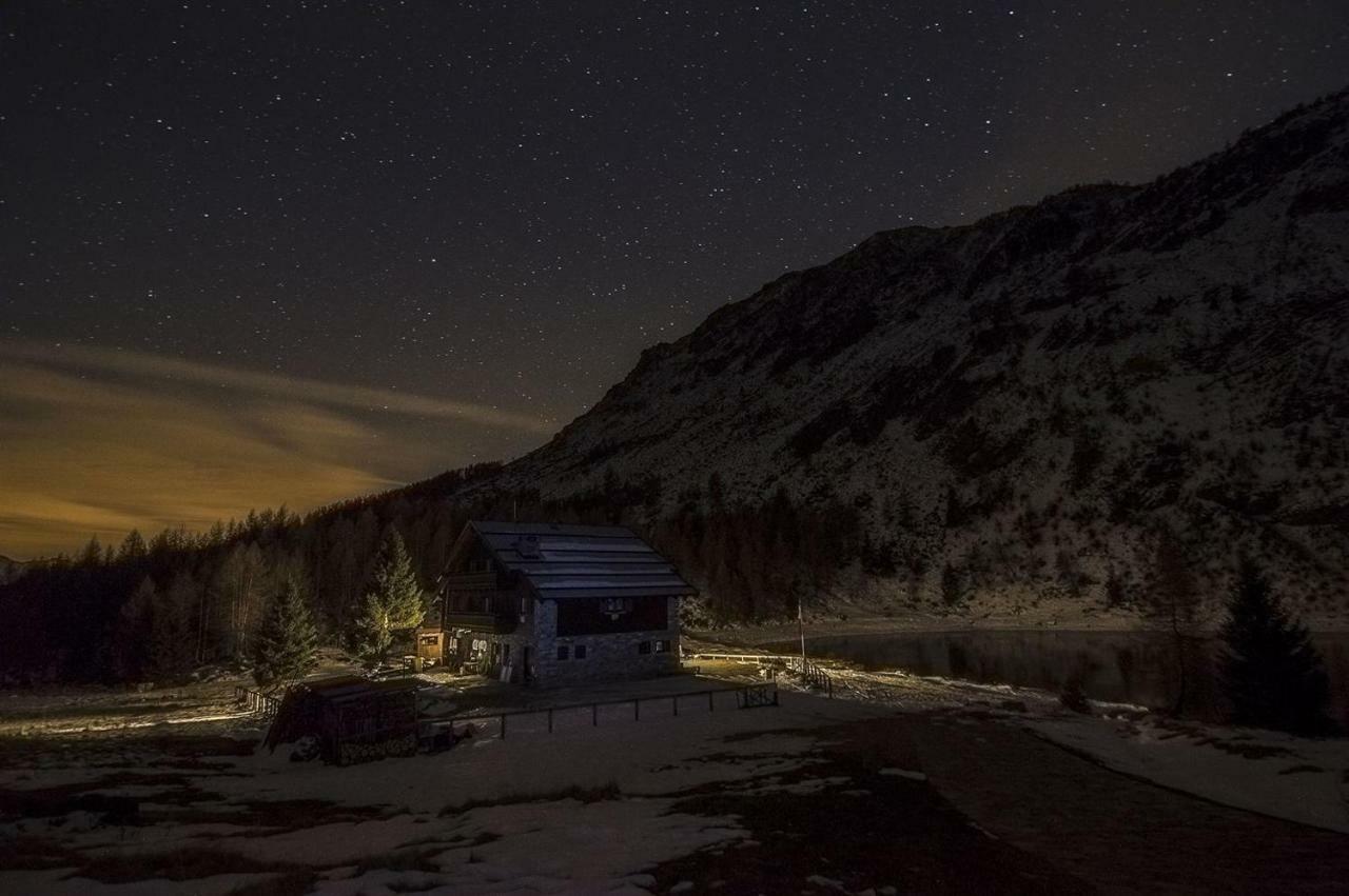 Rifugio Al Lago Del Mortirolo In Inverno Raggiungibile Solo A Piedi Monno Exteriér fotografie