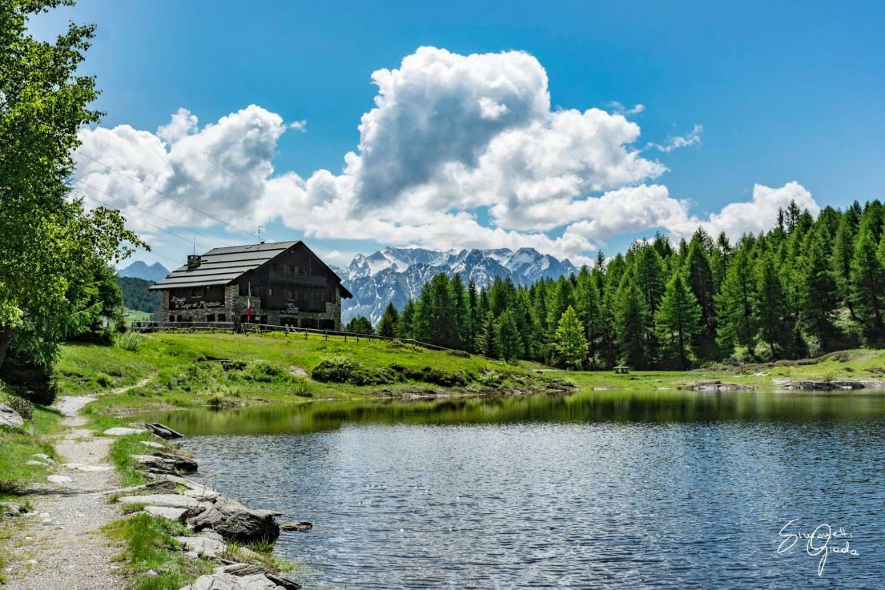 Rifugio Al Lago Del Mortirolo In Inverno Raggiungibile Solo A Piedi Monno Exteriér fotografie