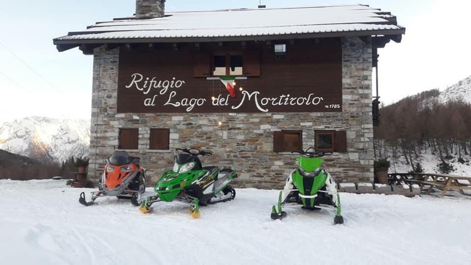 Rifugio Al Lago Del Mortirolo In Inverno Raggiungibile Solo A Piedi Monno Exteriér fotografie