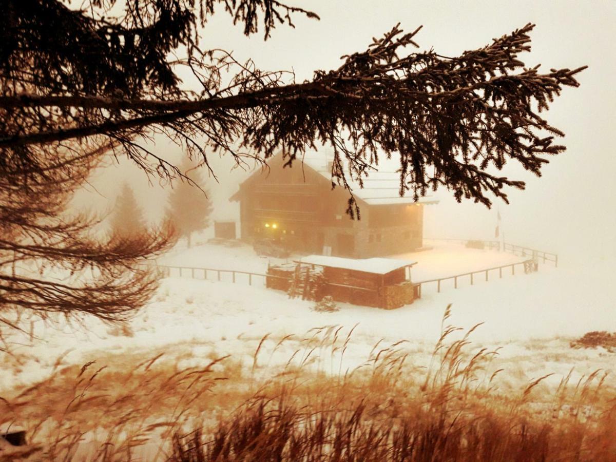 Rifugio Al Lago Del Mortirolo In Inverno Raggiungibile Solo A Piedi Monno Exteriér fotografie